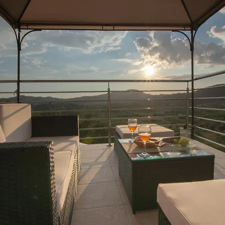 Feriehus Olea Stone House Near The Sea *